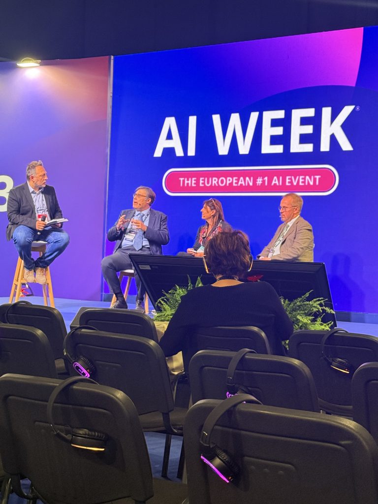 Panel di esperti sul palco di AI Week Milano 2026